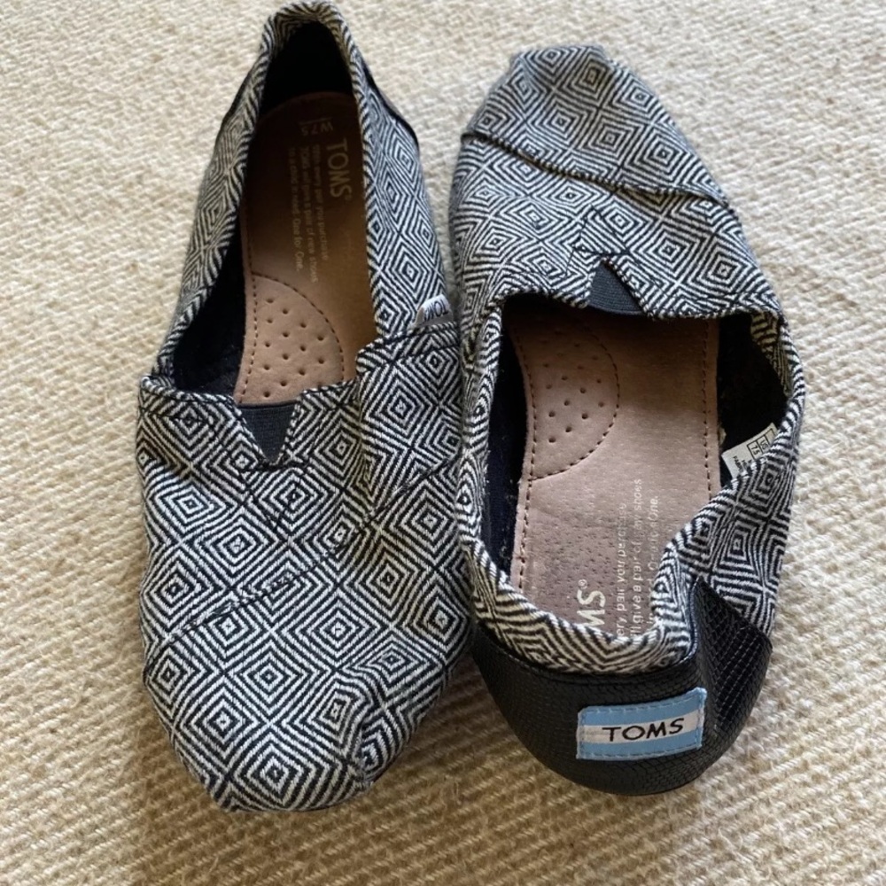 Black & White Toms